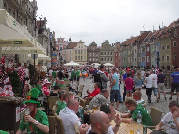 Fani różnych reprezentacji na poznańskim rynku.