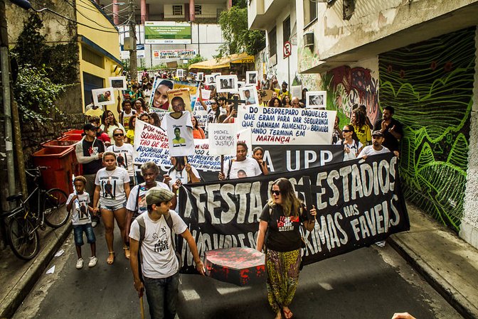 Fest in stadiums, tears in favelas