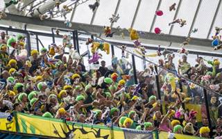 Rotterdam: Rain of cuddly toys by ADO Den Haag fans