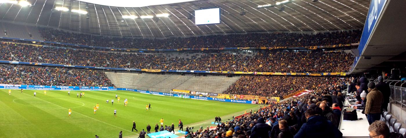 Munich, Germany. 30th Jan, 2023. Soccer: 3rd division, TSV 1860 Munich - Dynamo  Dresden, Matchday 20, Stadion an der Grünwalder Straße. Dresden players  cheer with the fans after the game. Credit: Sven