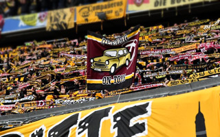 Munich, Germany. 30th Jan, 2023. Soccer: 3rd division, TSV 1860 Munich - Dynamo  Dresden, Matchday 20, Stadion an der Grünwalder Straße. Dresden players  cheer with the fans after the game. Credit: Sven