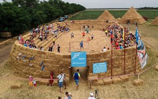 Russia: Farmer creatively mocks Zenit Arena