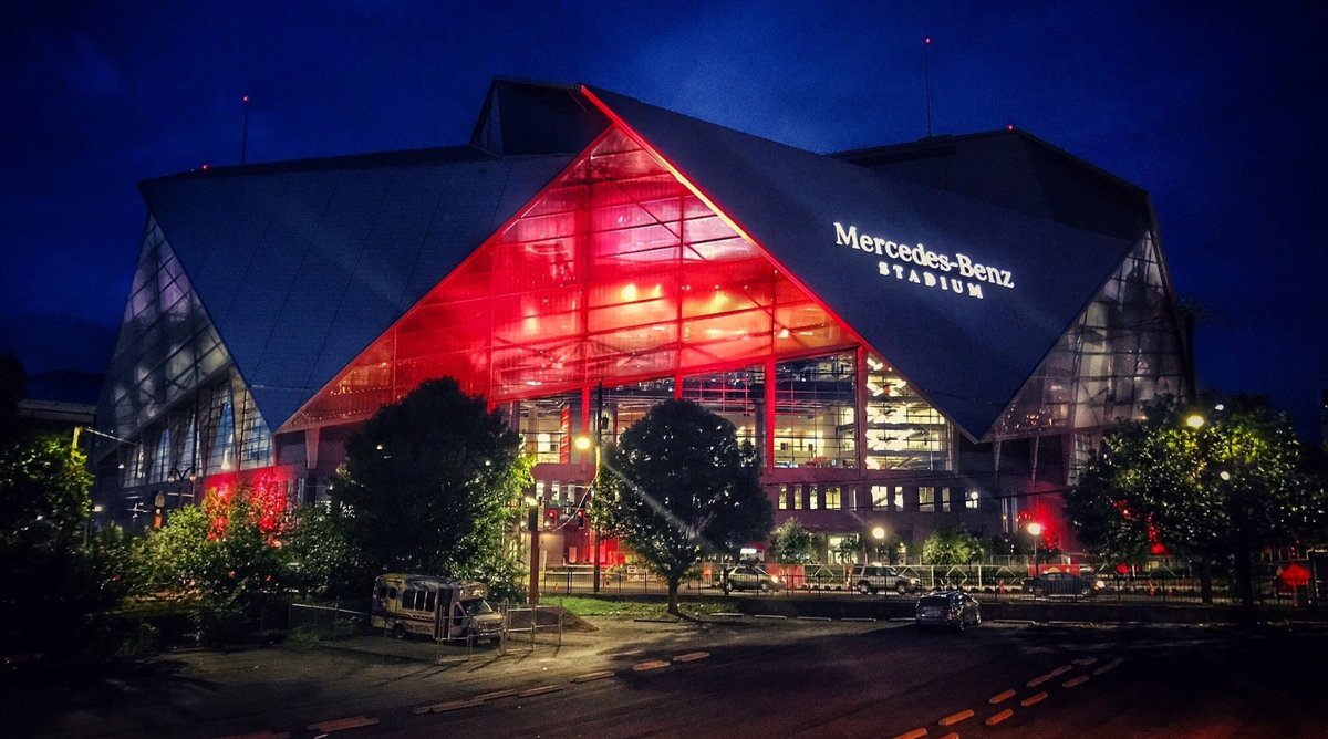 Atlanta stadium by HOK hosts NFL games under retractable petals