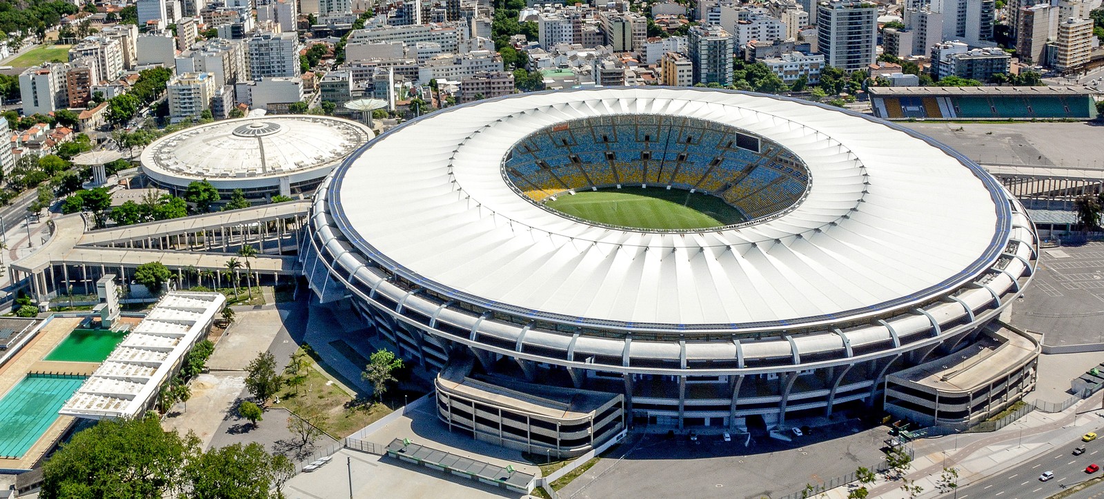 Estadio Maracana - Jornalista Mario Filho or Rei Pele?