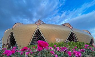 New stadium: Flower rain along the Silk Road
