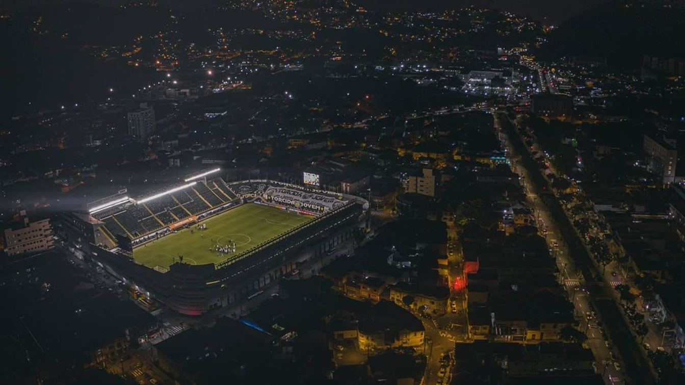 Estadio Urbano Caldeira - widok z lotu ptaka w nocy
