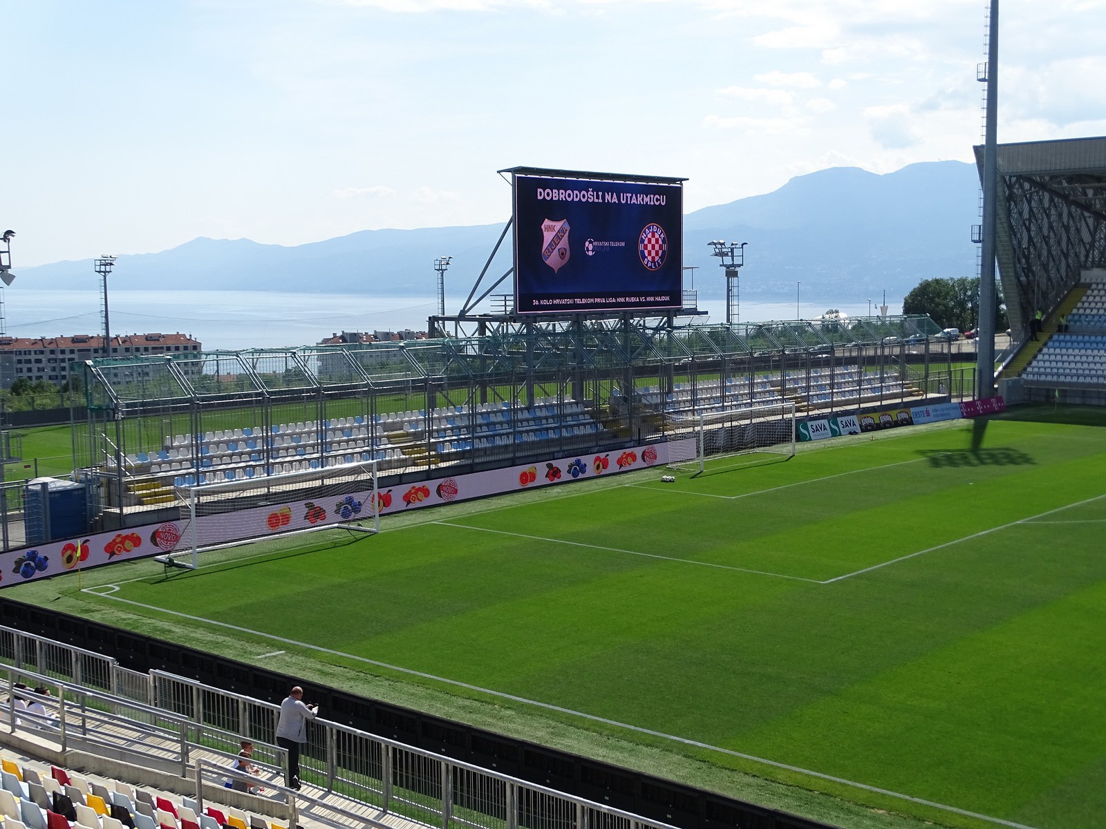 NK Rijeka - NK Rijeka - GNK Dinamo Zagreb (Stadion HNK Rijeka, 20 sati).  Travnjak je u savršenom stanju. Neka večeras grmi Rujevica. Ne štedite  grla, idemo po tri boda! #ForzaRijeka #samojako #
