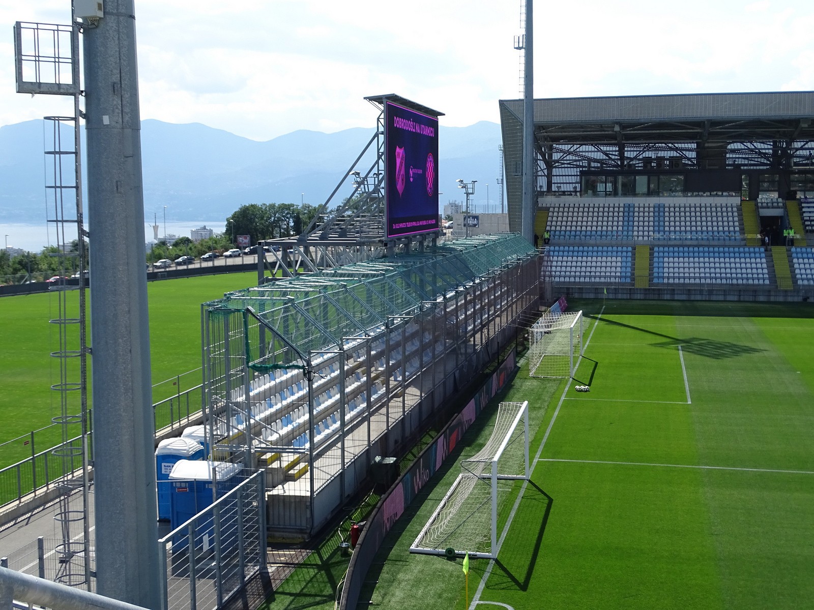 NK Rijeka - NK Rijeka - GNK Dinamo Zagreb (Stadion HNK Rijeka, 20 sati).  Travnjak je u savršenom stanju. Neka večeras grmi Rujevica. Ne štedite  grla, idemo po tri boda! #ForzaRijeka #samojako #