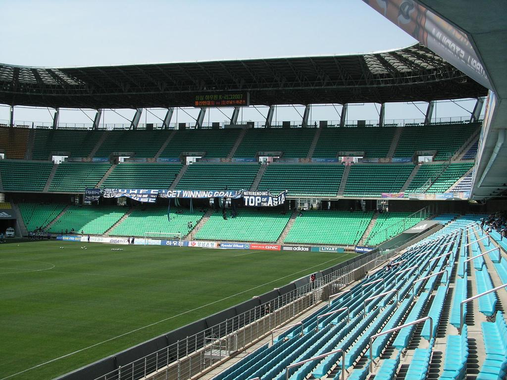 http://stadiumdb.com/pictures/stadiums/kor/ulsan_big_crown_stadium/ulsan_big_crown_stadium04.jpg