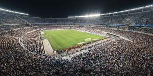 Argentina: Huge screen and connecting stands of Mâs Monumental