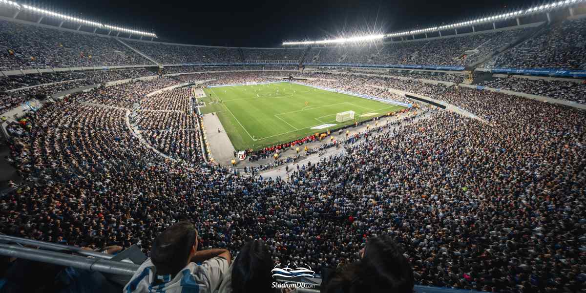 Argentina: Huge screen and connecting stands of Mâs Monumental