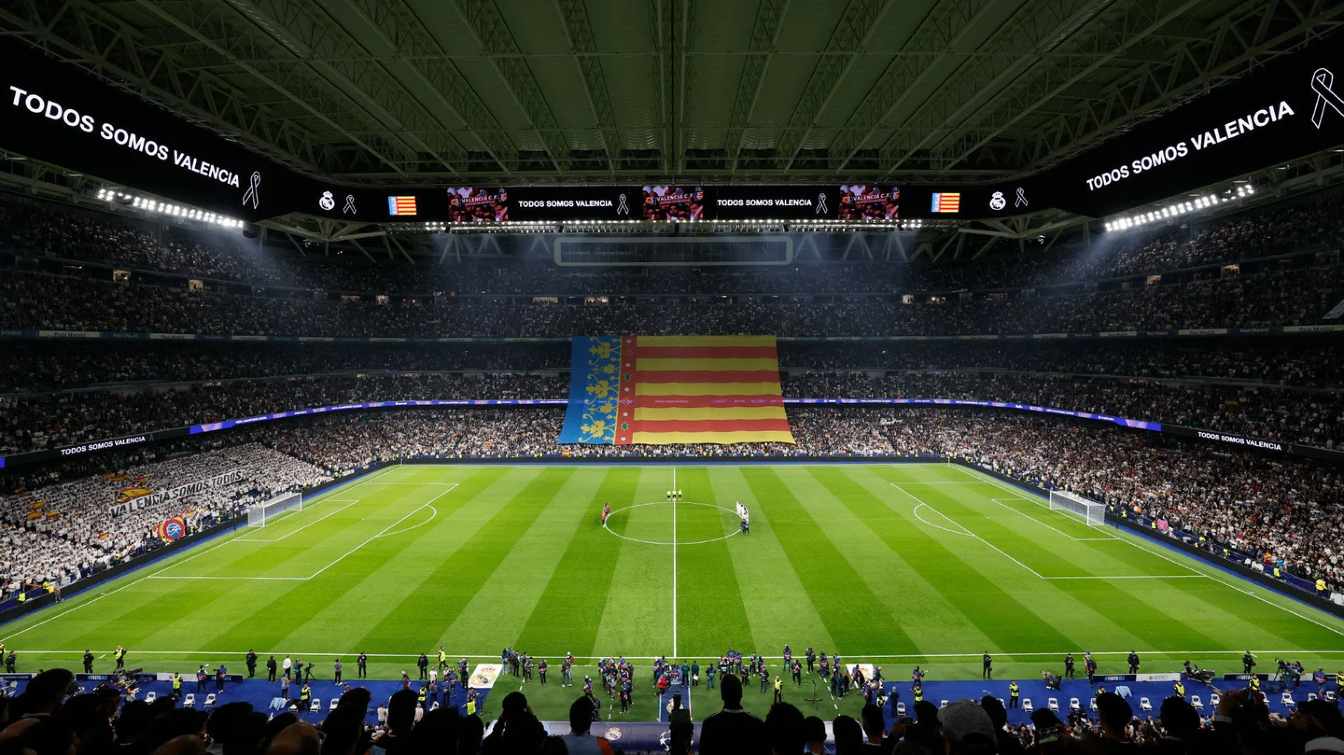 Fans holding the Valencia flag