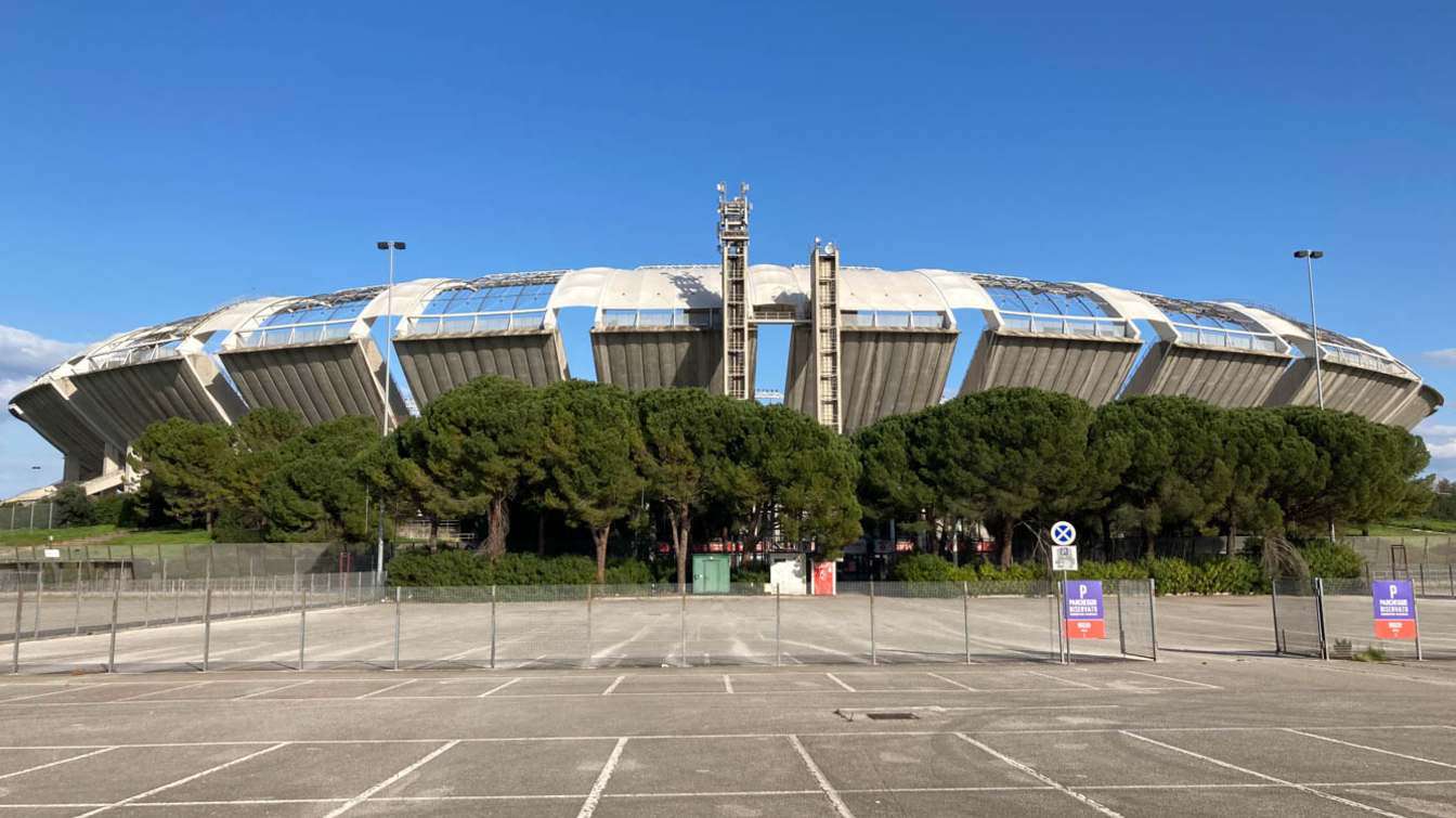 Bari’s venue owes the name spaceship, to the oval concrete structure and the curved roof. The distinctive stadium was inaugurated just before the start of the 1990 World Cup.