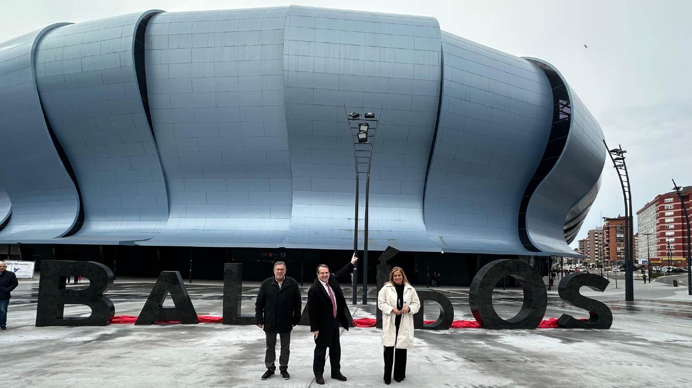 Mayor Abel Caballero does not understand the rejection of Balaídos, which he describes as an architectural gem. Pictured here, he points to the stadium.