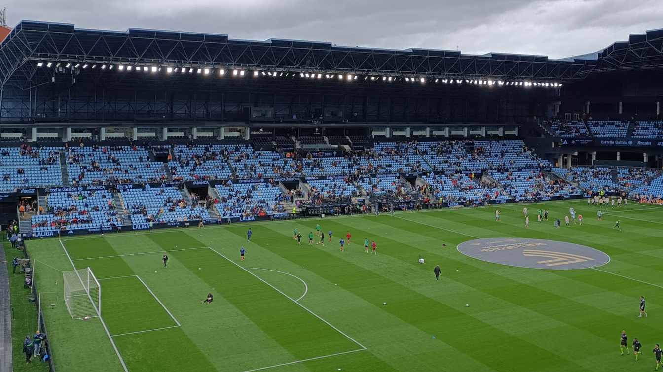 After the Gol end redevelopment, Tribuna will be the only single-level stand. However, if Vigo were to host the World Cup, it would be upgraded again.
