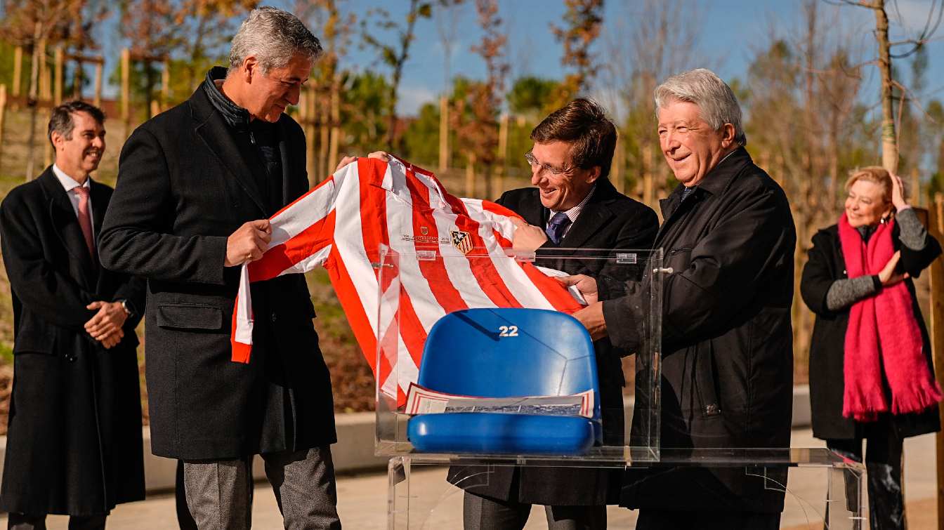 In the photo, Mayor Almeida (centre) hides the Atletico jersey in a time capsule with the club president (right).