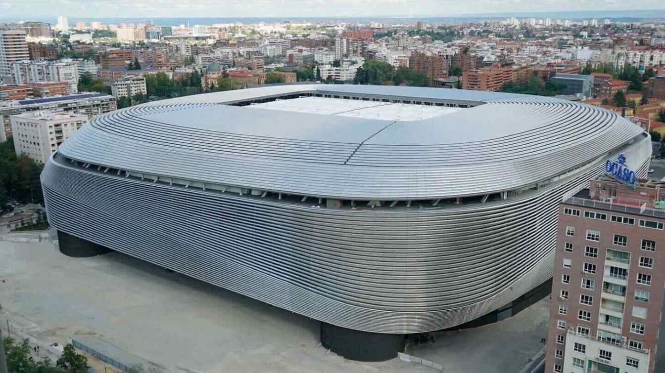 Soundproofing the Bernabeu is extremely difficult due to sound escaping through the open space of the Skywalk (visible on the photo), the openings between the façade panels and the entrance.