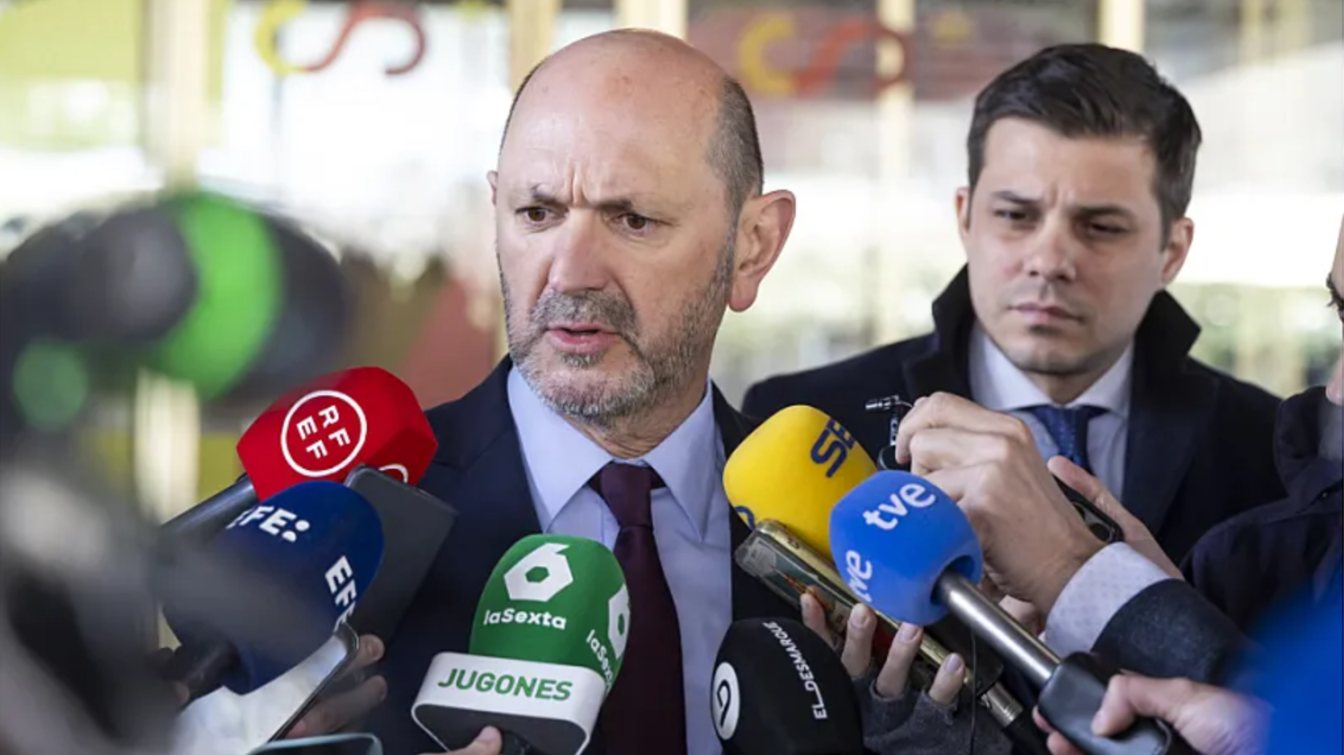 Rafael Louzán has been supporting Valencia's World Cup aspirations since the start of his presidency. Pictured here answering questions after a meeting with the CSD president.