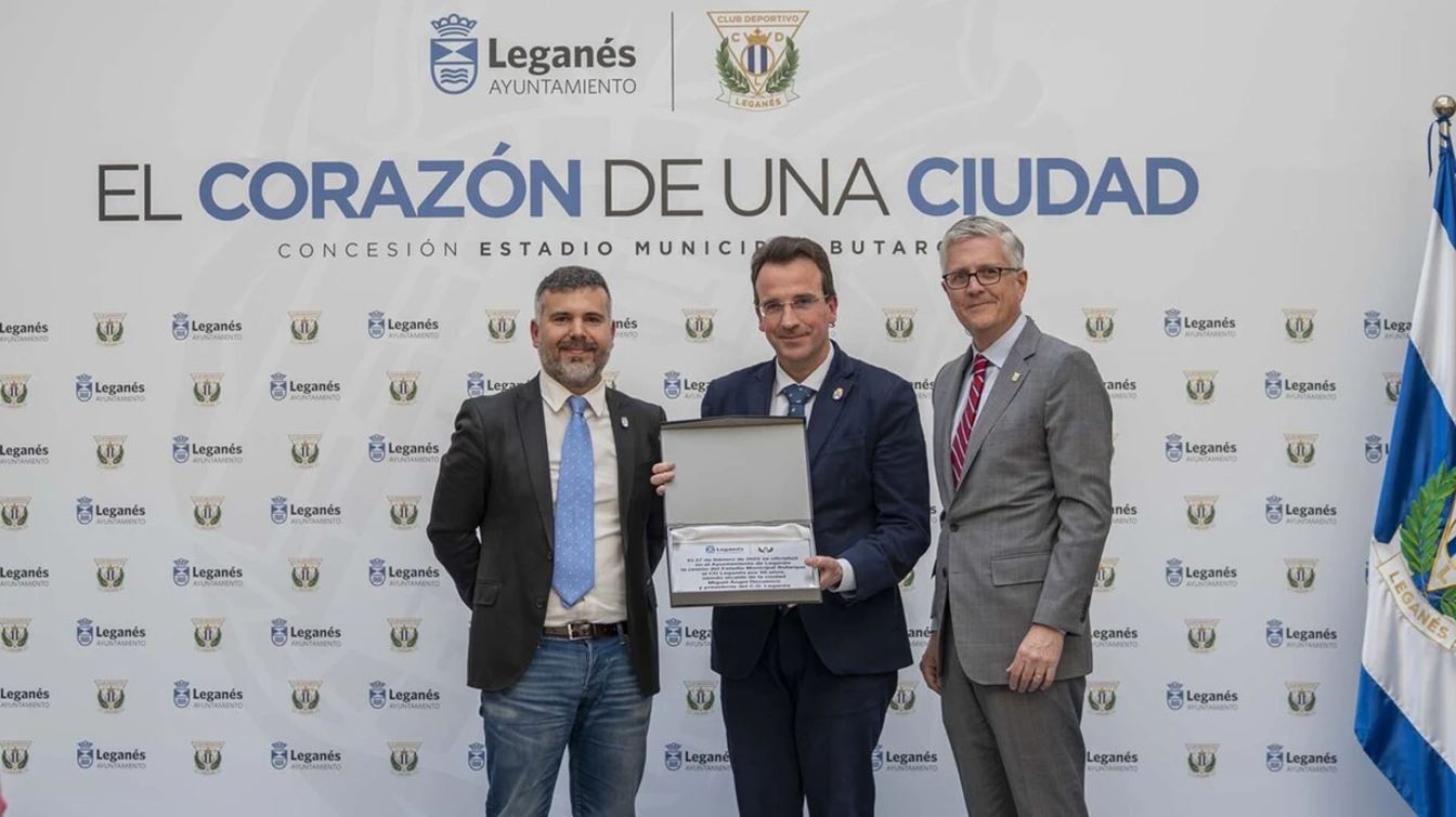 In the photo, the deputy mayor (left), the mayor (centre) and the president of Leganés (right) show the signed agreement.