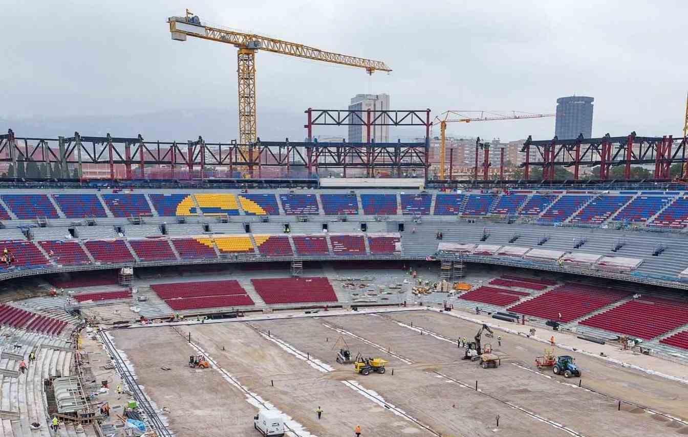 The future pitch area is no longer filled with machines and vehicles. Workers are moving toward starting the pitch preparation.