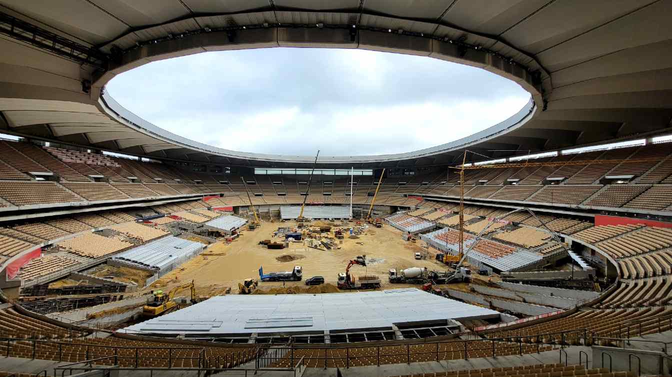 With the removal of the running track and the lowering of the playing area at La Cartuja, a new row of stands is being built, increasing the capacity from 57,619 to more than 70,000 seats.