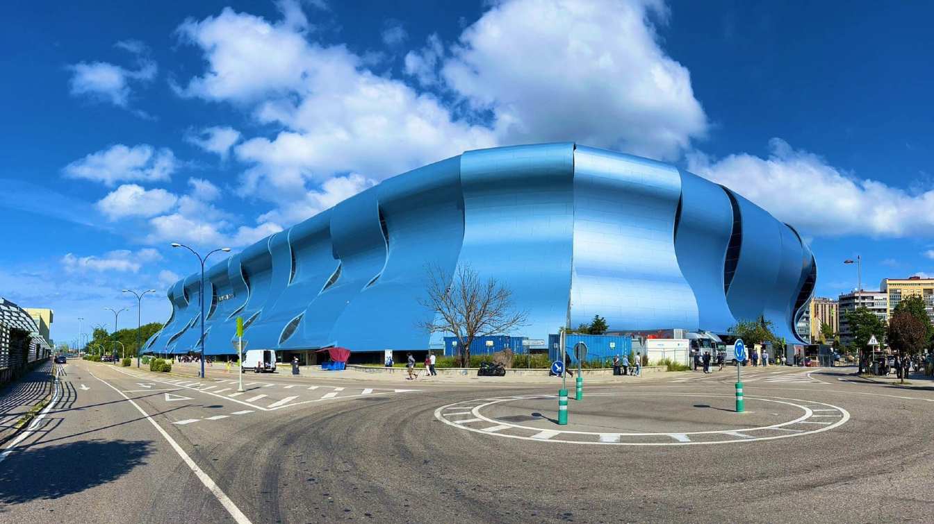  Vigo's project to adapt Balaidos for the 2030 World Cup called for a capacity of 43,000 seats, including 10,000 temporary chairs.