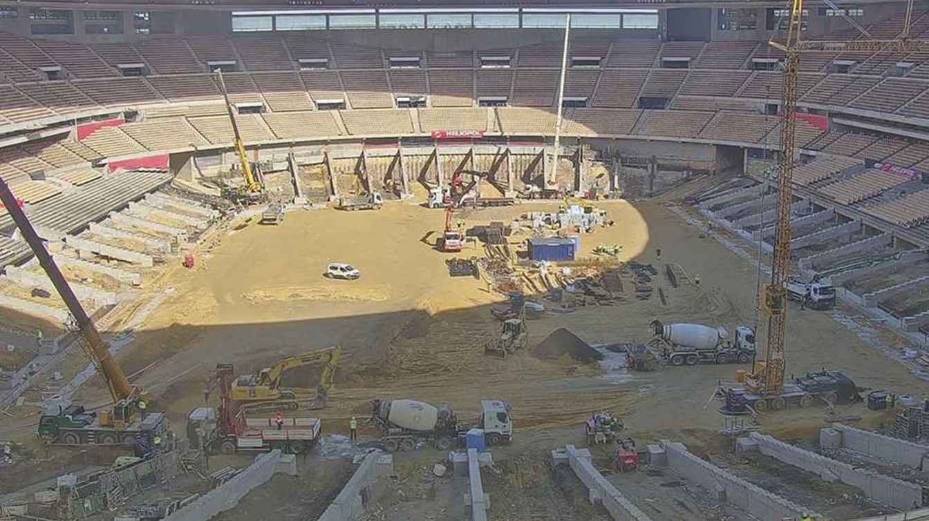 With the removal of the running track and the lowering of the playing area at La Cartuja, a new row of stands is being built, increasing the capacity from 57,619 to more than 70,000 seats.