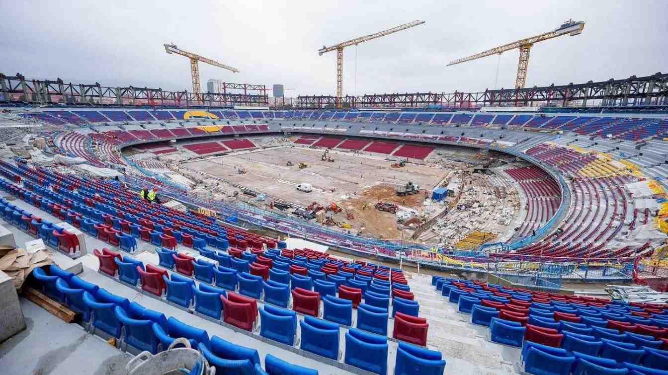 To speed up the work at Camp Nou, the contractor set up the chairs before hanging the roof, but this will require an additional structure to protect them from damage.