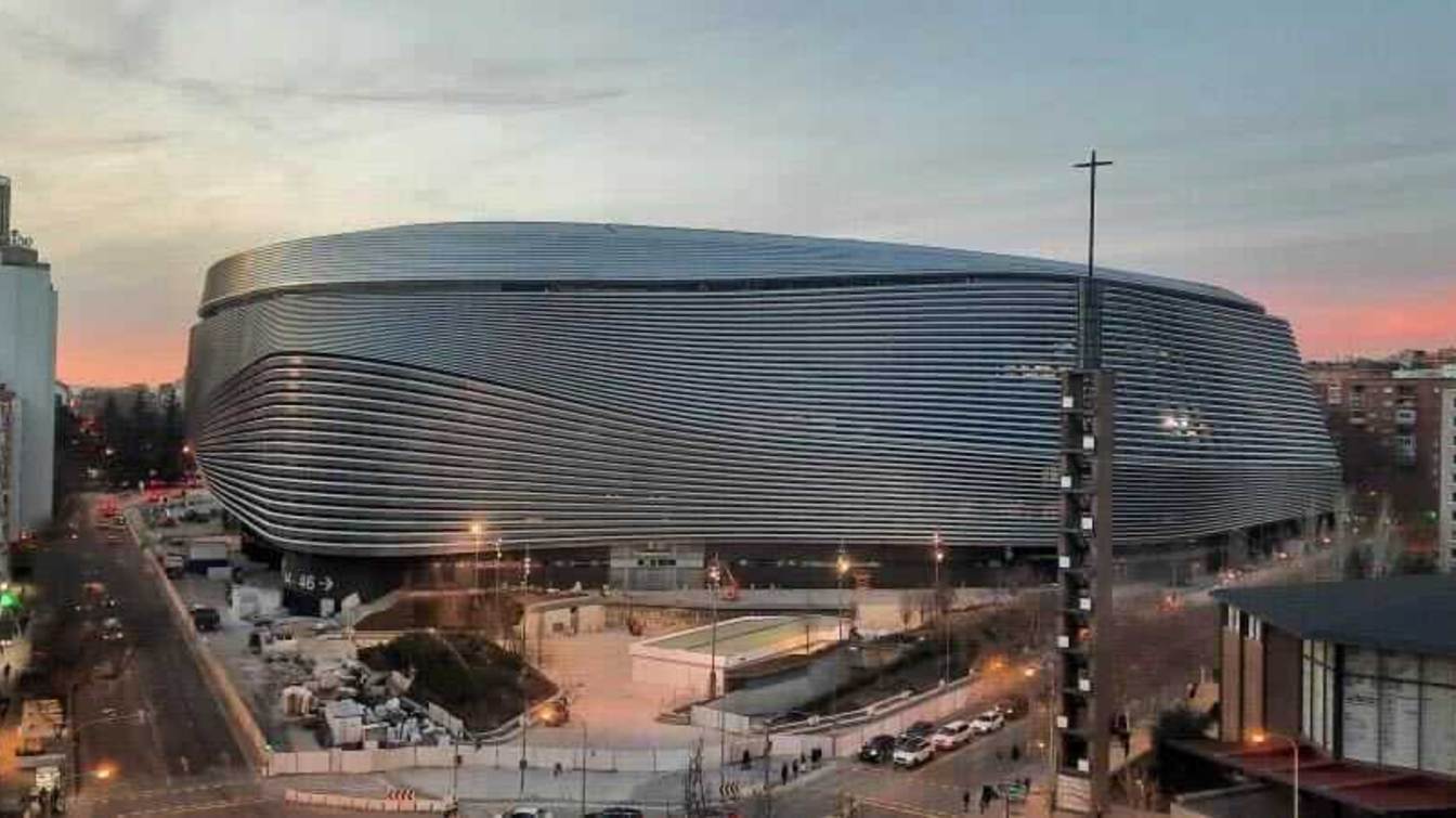 The sound escaped from the Bernabéu through the Skywalk, but also through the entrances and the pitched panels of the facade.
