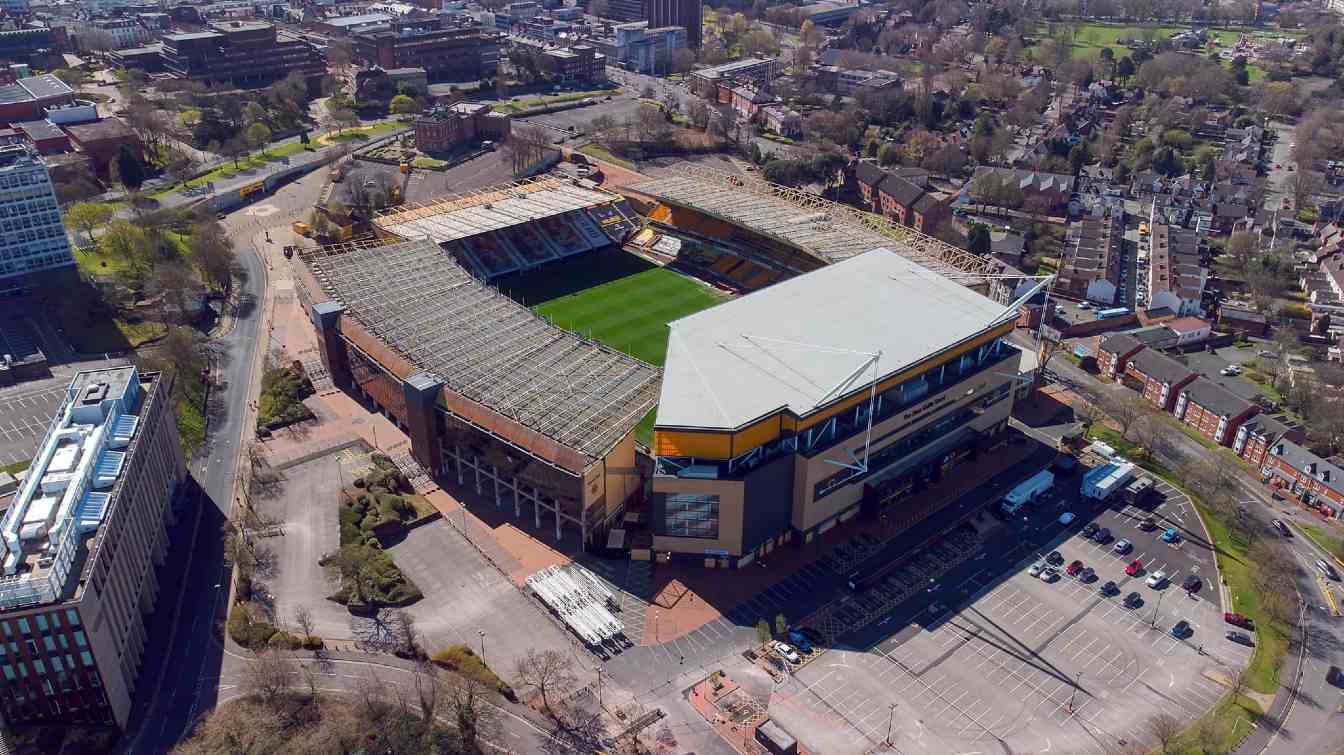 The north stand (the largest, with the white roof) was rebuilt in 2011-12. The reconstruction of the other three never materialized.