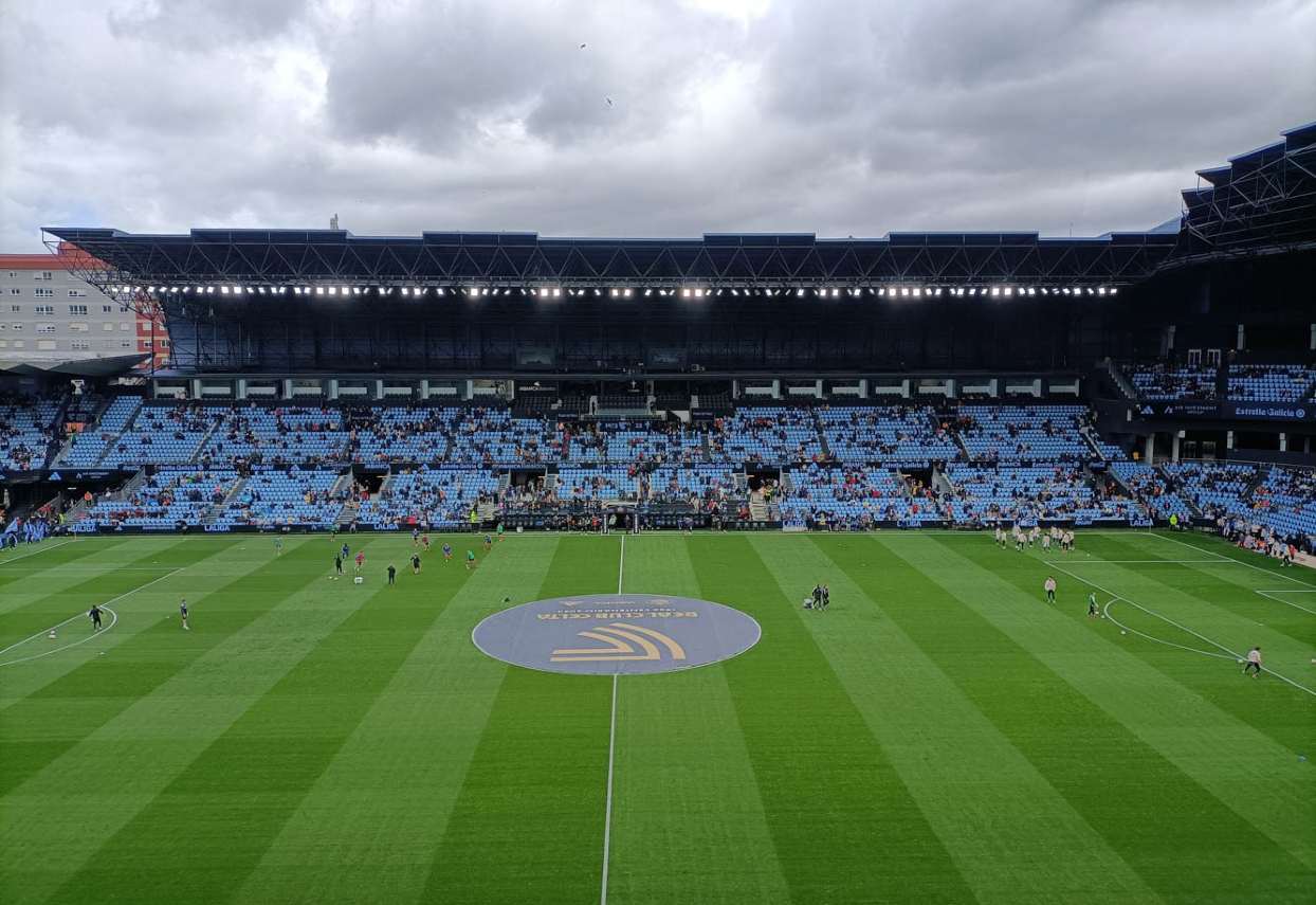 Tribuna is the only one-level stand.