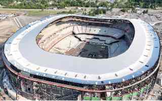 USA: 2 billion dollars, 1,400 workers. One of the smallest NFL stadiums is rising