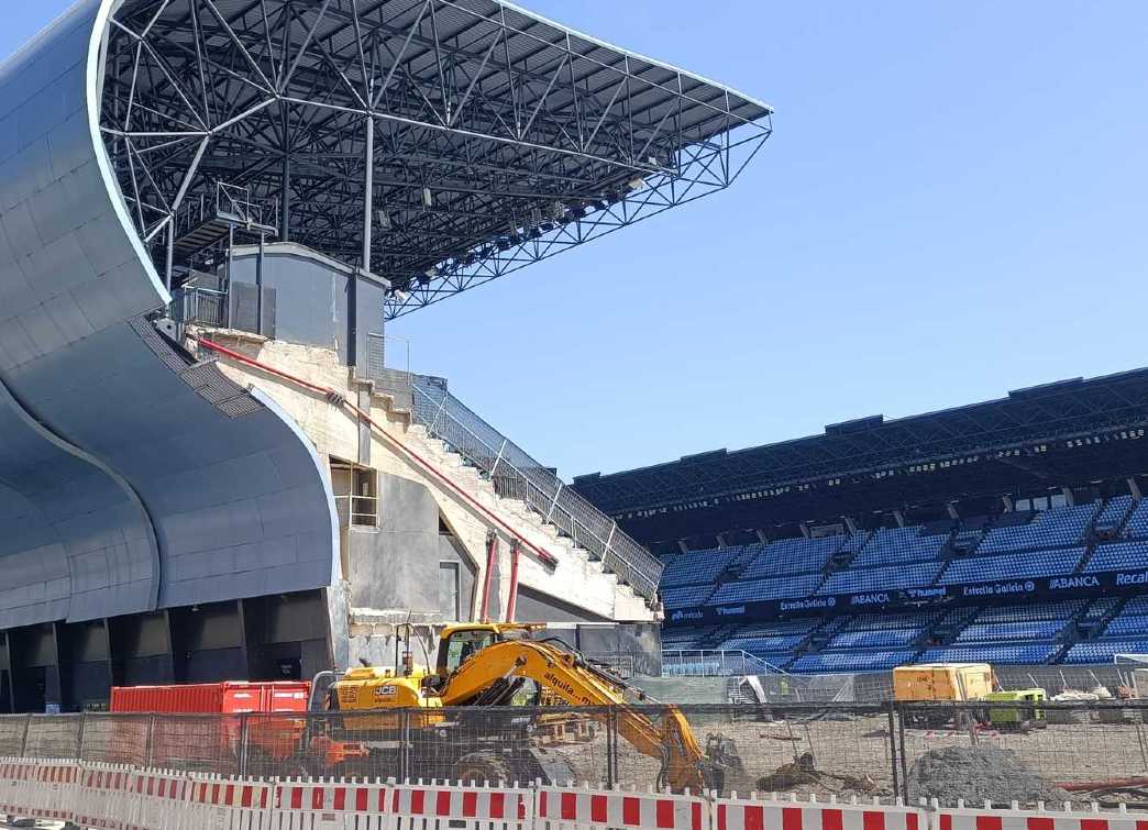 During the demolition there was a small accident, when a part of the old stand ripped off part of the Tribuna stand facade, a detail visible in the photo.
