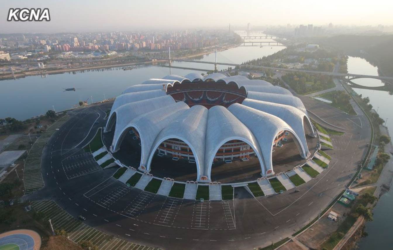 The roof area of the Rungrado May Day Stadium is 94 000 m², the equivalent of 13 full-sized football pitches.