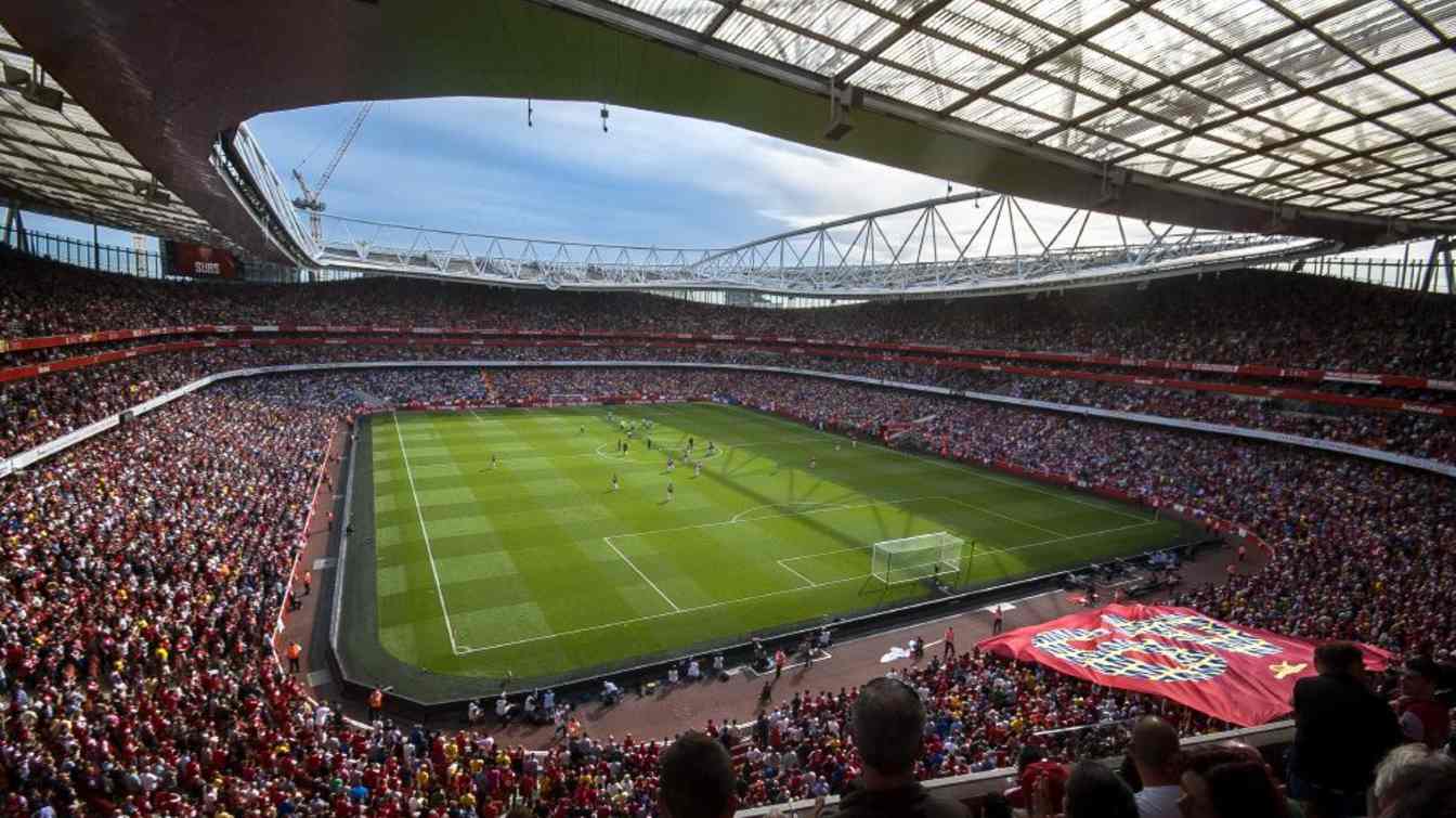 Arsenal's stadium can accommodate 60,704 spectators.