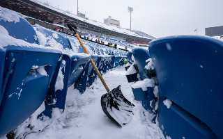 USA: Fans clear snow from Highmark Stadium… for the last time 