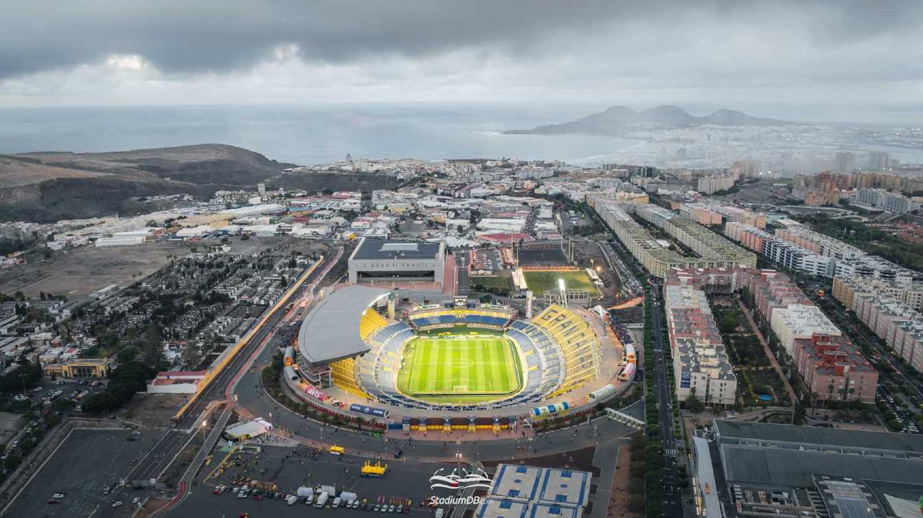 Currently, the Gran Canaria Stadium is a rather asymmetrical facility, with the ends set back from the pitch.