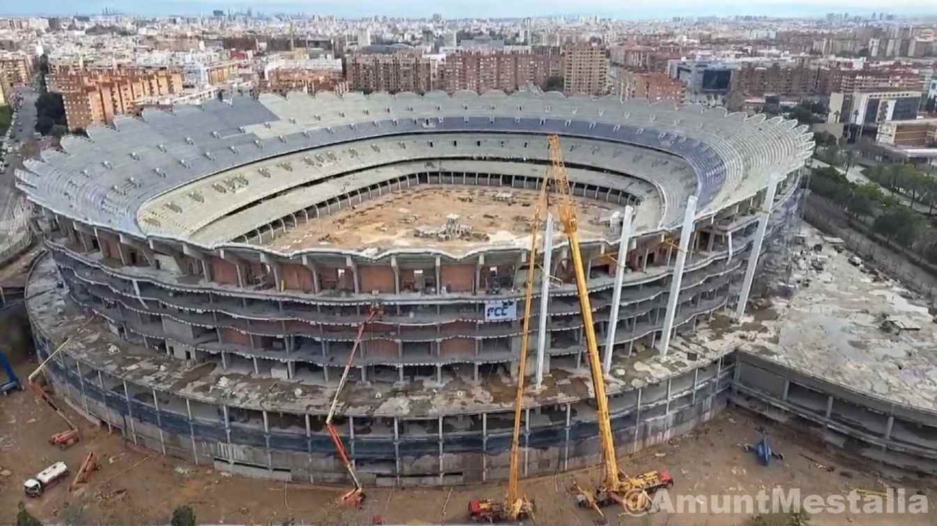 Several pillars of the roof of the Nou Mestalla are already installed.