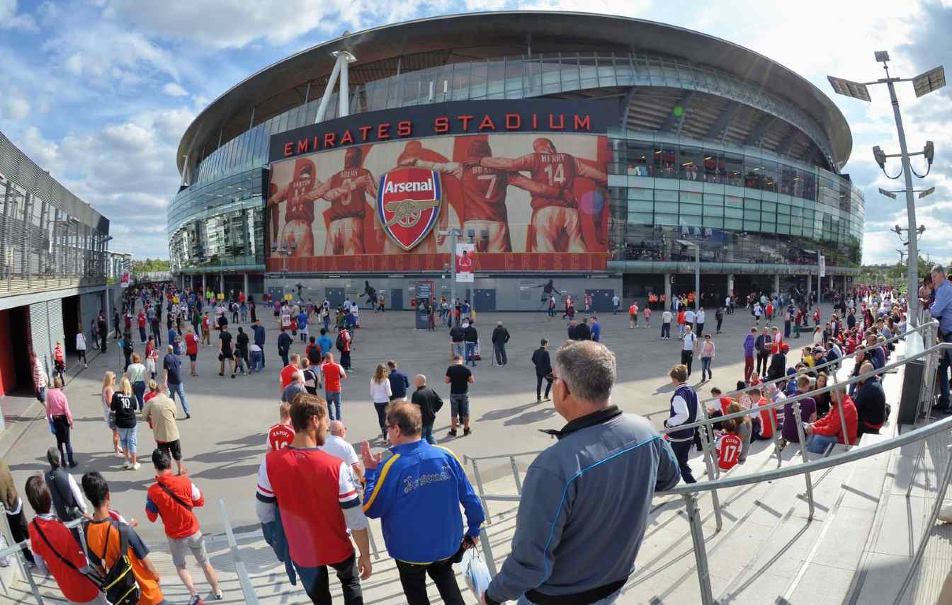 English clubs are returning to standing areas in stadiums, implementing the solution in the safest possible way, remembering the tragedies at these facilities in the last century.