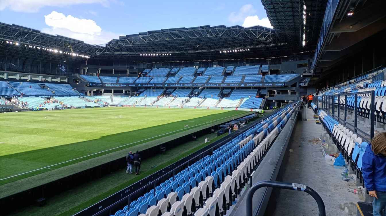 Bala&iacute;dos still needs to renovate the Tribuna stand and complete work on the Gol stand to reach 41,000 seats.