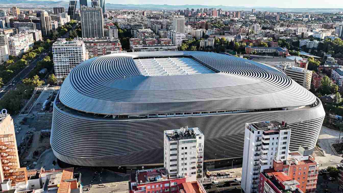 The renovation carried out between 2019 and 2025 transformed the Bernab&eacute;u from the inside, but above all from the outside.