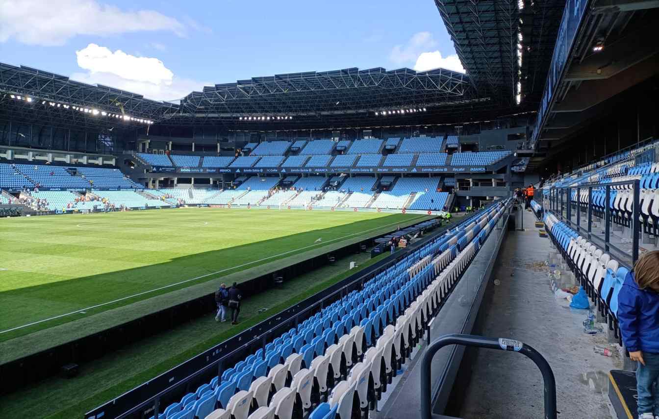 Bala&iacute;dos has a capacity of 22.900, which will increase to 29.000 once the works on the Gol Stand end.