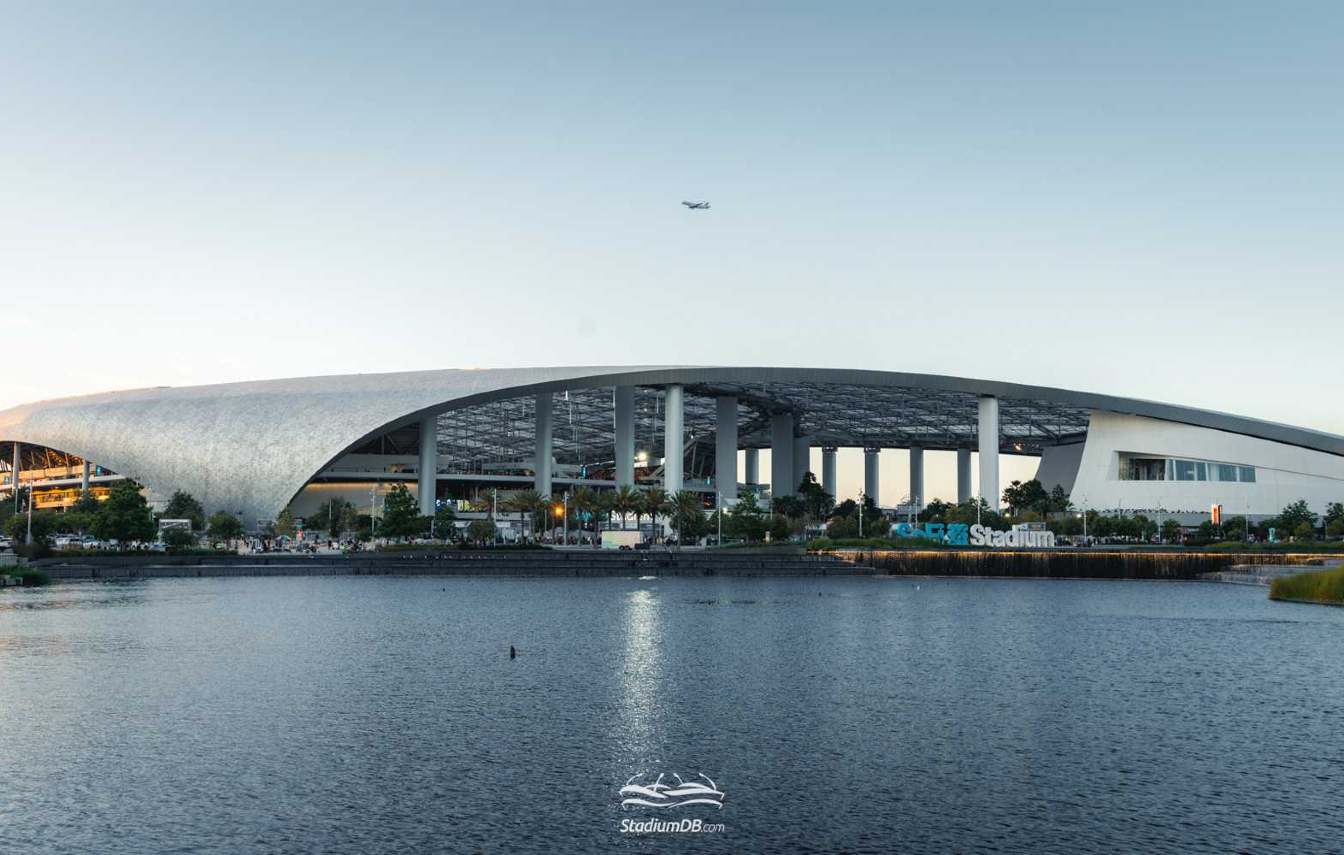 At the same time, a labor dispute is growing, with strike threats potentially affecting preparations for the tournament.