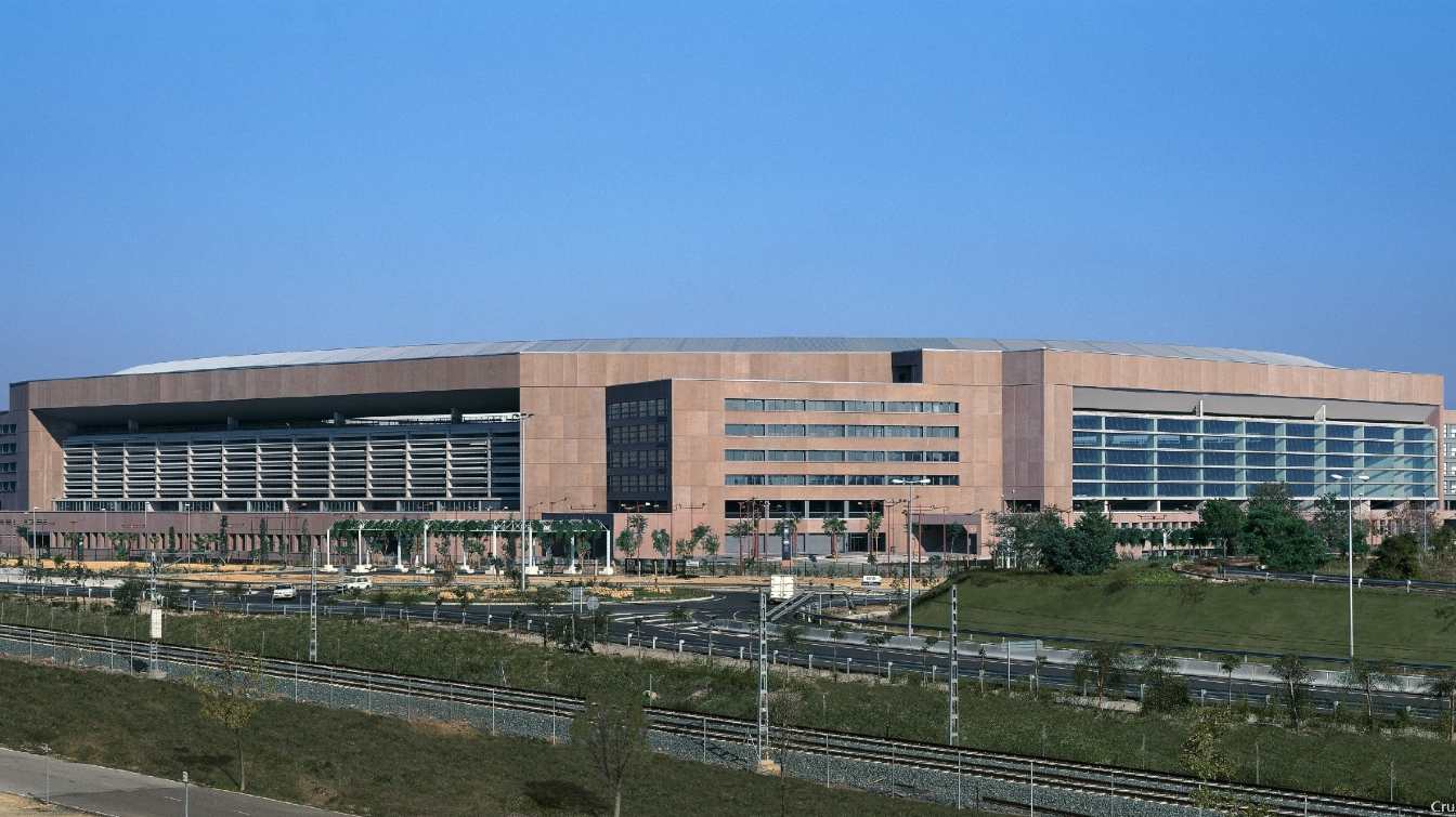 La Cartuja is 40% owned by the Regional Government of Andalusia, 25% by the Spanish Government, 19% by the City Council, 13% by the Provincial Council and 3% shared between Betis and Sevilla FC.