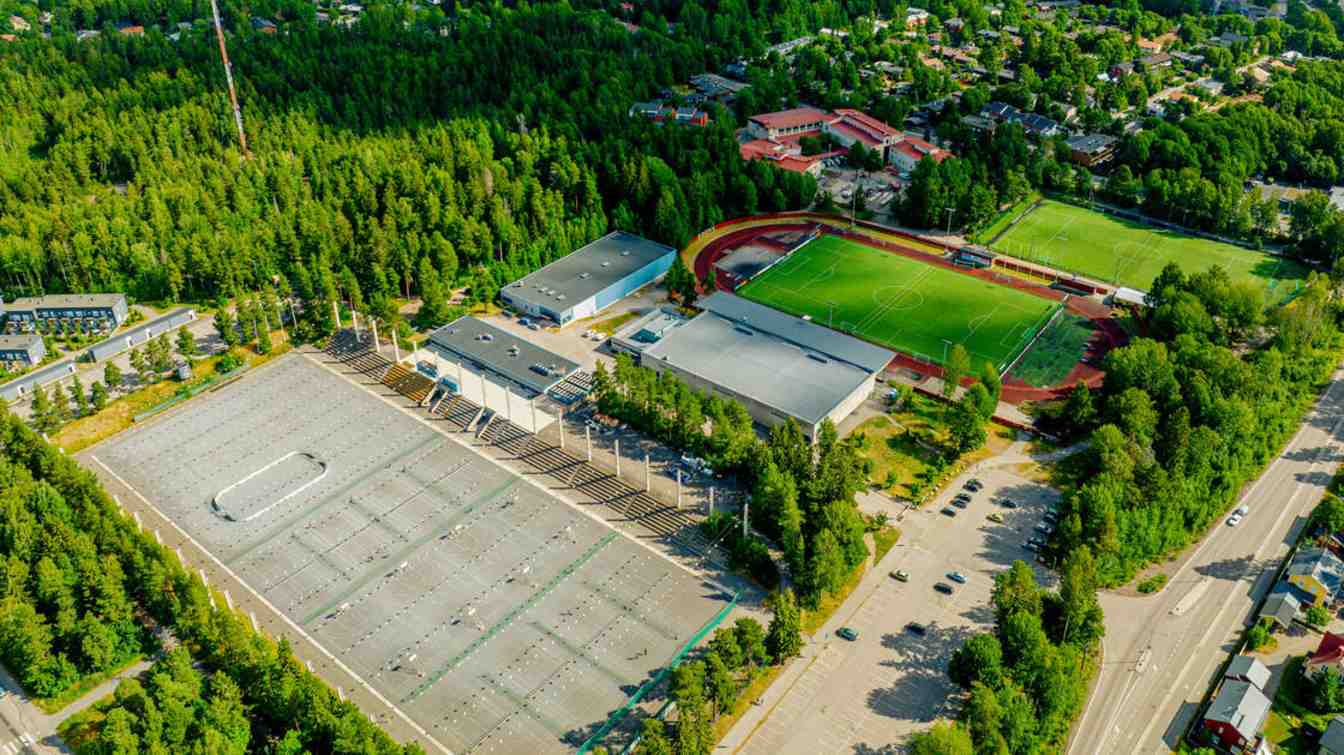 The project also includes new housing, infrastructure upgrades and green space protection, although it raises concerns among residents about noise and traffic.