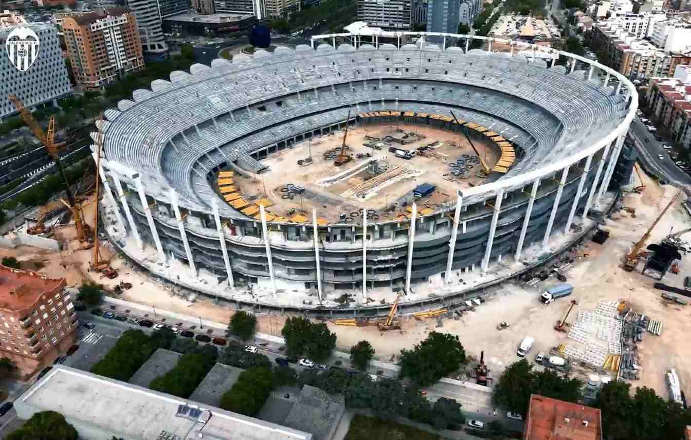 Nou Mestalla is entering one of the most spectacular phases of construction as Valencia CF begins preparations to lift the gigantic roof that will cover more than 70,000 seats.