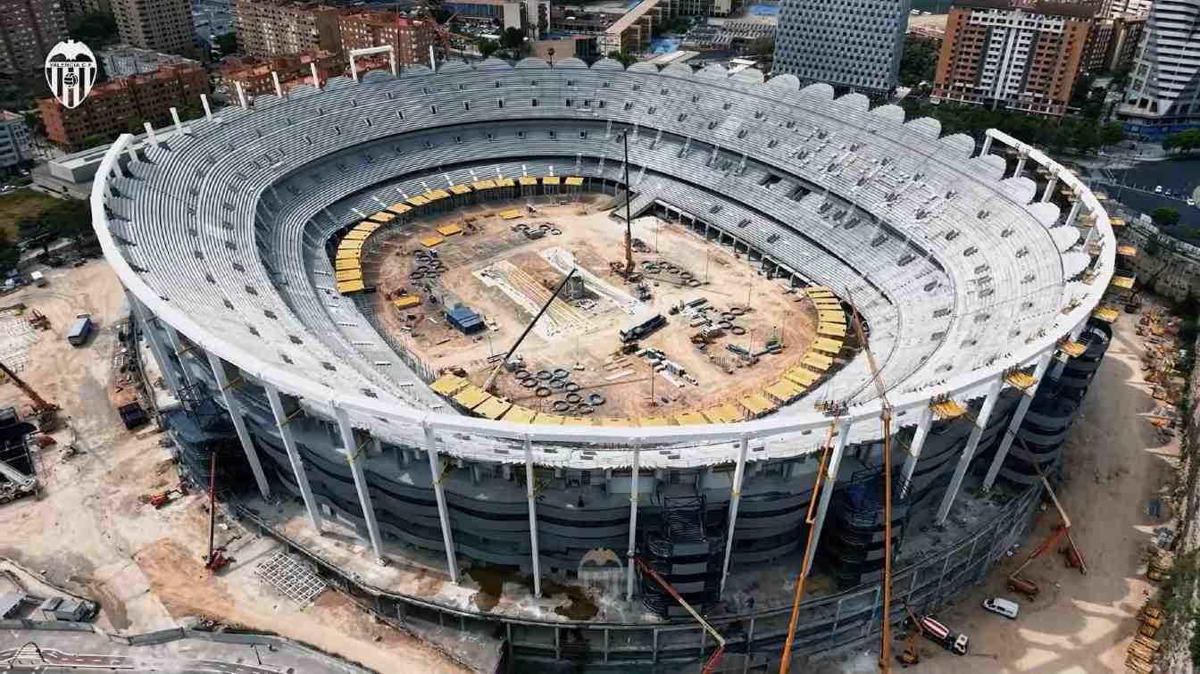 This is the current state of the construction work at the Nou Mestalla, where workers are currently focusing on preparing the roof&rsquo;s compression ring.