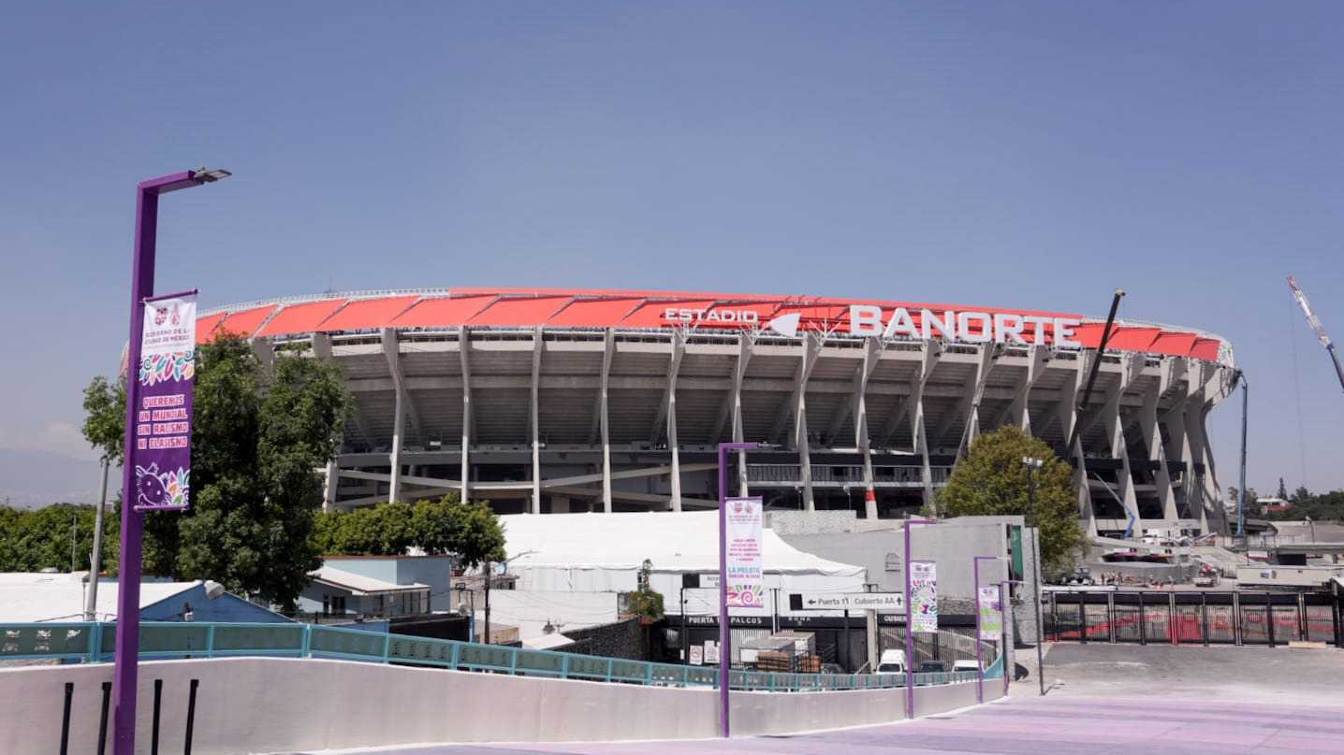 Modernizacja Estadio Azteca miała stworzyć nowoczesną arenę gotową na mundial 2026, ale kibice i eksperci alarmują o niedor&oacute;bkach, problemach infrastrukturalnych oraz obawach związanych z osiadaniem gruntu pod stadionem.