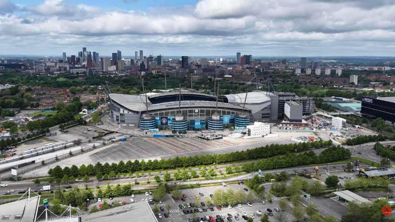 Oasis could play as many as 12 concerts at Etihad Stadium in 2027. According to British media, Manchester City may hand the arena to the Gallagher brothers for six weeks, strengthening the band&rsquo;s unique bond with the club.
